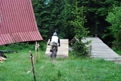 ..nowe drewno  z dziurą do skakania w rejonie duuuużego na początku trasy z otwarcia !!