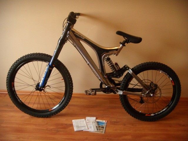 Specialized BigHit 2004<br /><br />Amor:Dorado 2006<br />Damper:swinger 6-way<br />kolo tyl:saint 135mm,nokian,s-type<br />korba:race face deus,<br />pedaly kiera mostek:truvativ holzeffeler